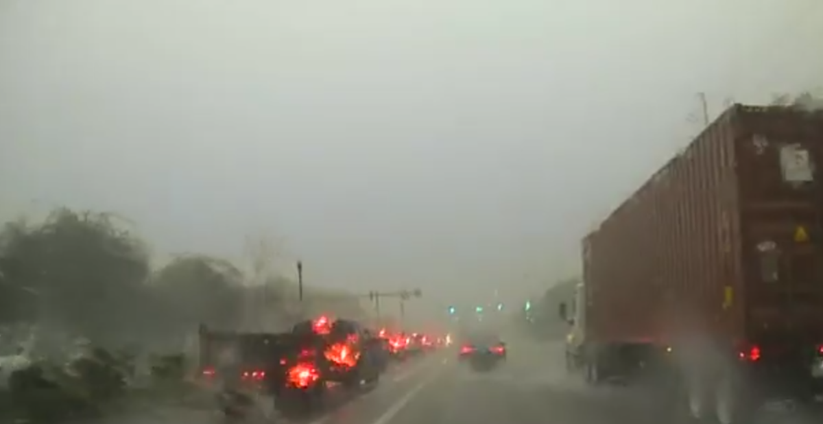 VIDEO | Fulmine colpisce l’autostrada durante un temporale, paura e blackout