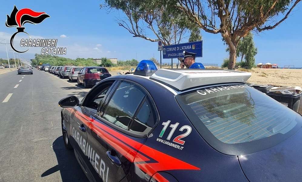 Catania, turisti francesi derubati in spiaggia: Carabinieri recuperano i bagagli e denunciano due ladri