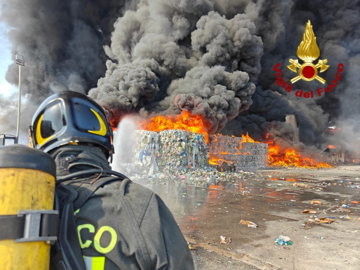 “Pochi uomini e mezzi, vigili del fuoco di Catania in difficoltà contro gli incendi”: l’attacco dei sindacati