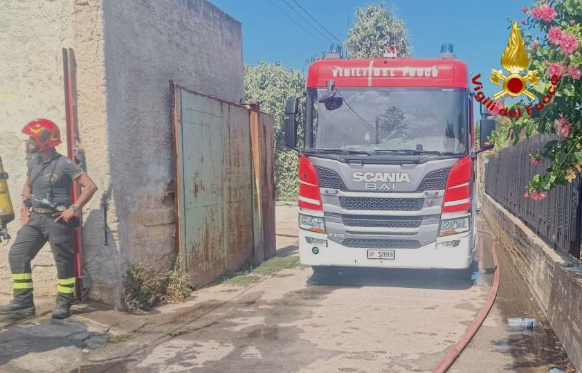 Stalla va a fuoco a Cruillas, paura in tutto il quartiere e un Pony morto bruciato