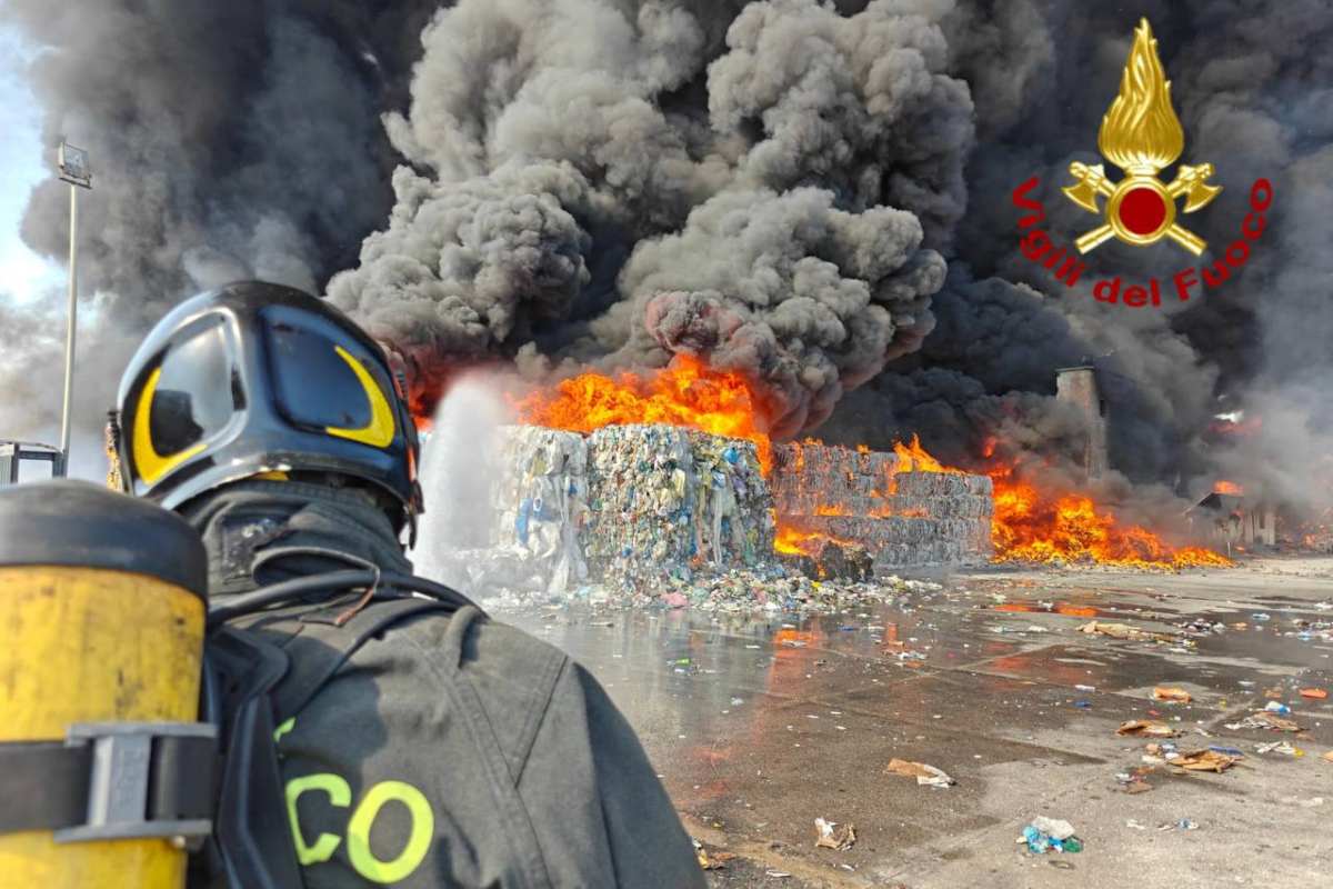 VIDEO & FOTO | Paura a Catania, mega incendio alla Zona Industriale: colonna di fumo visibile in tutta la città