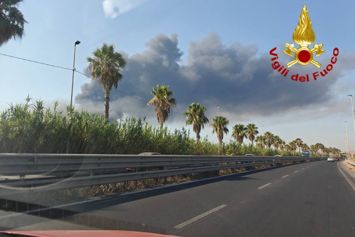 VIDEO & FOTO | Paura a Catania, mega incendio alla Zona Industriale: colonna di fumo visibile in tutta la città