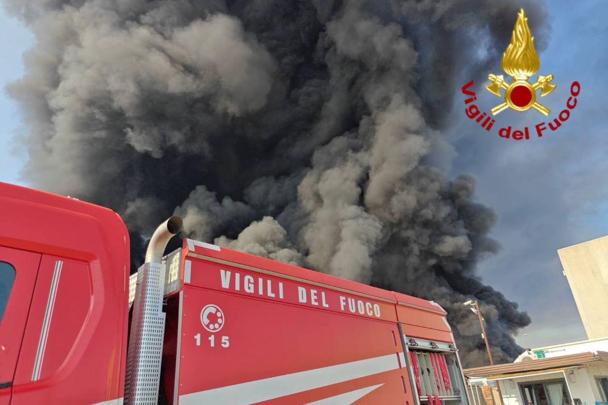 Incendio zona industriale di Catania: proseguono le operazioni di spegnimento