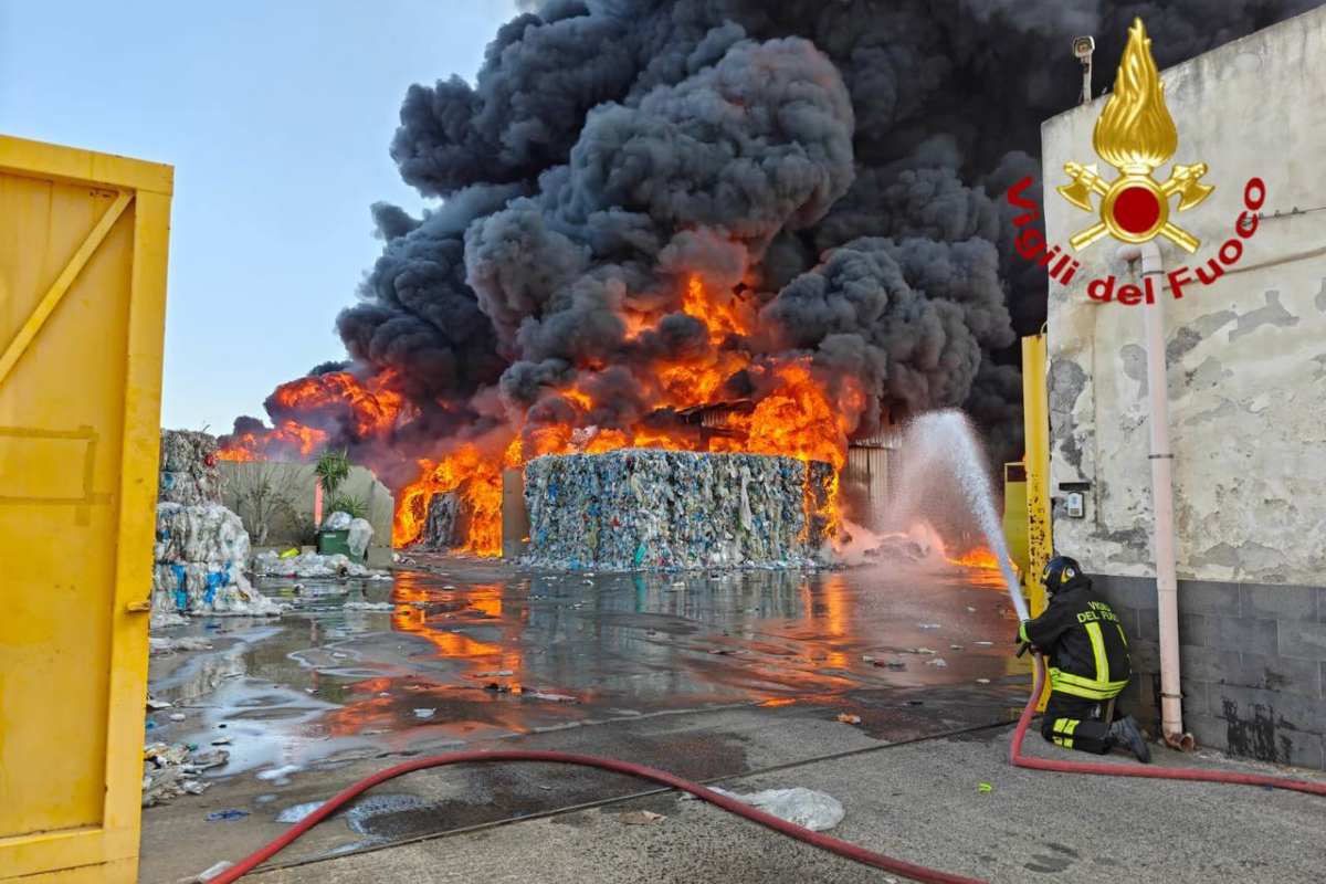 Incendio alla Zona Industriale di Catania: Codacons presenta esposto alla Procura