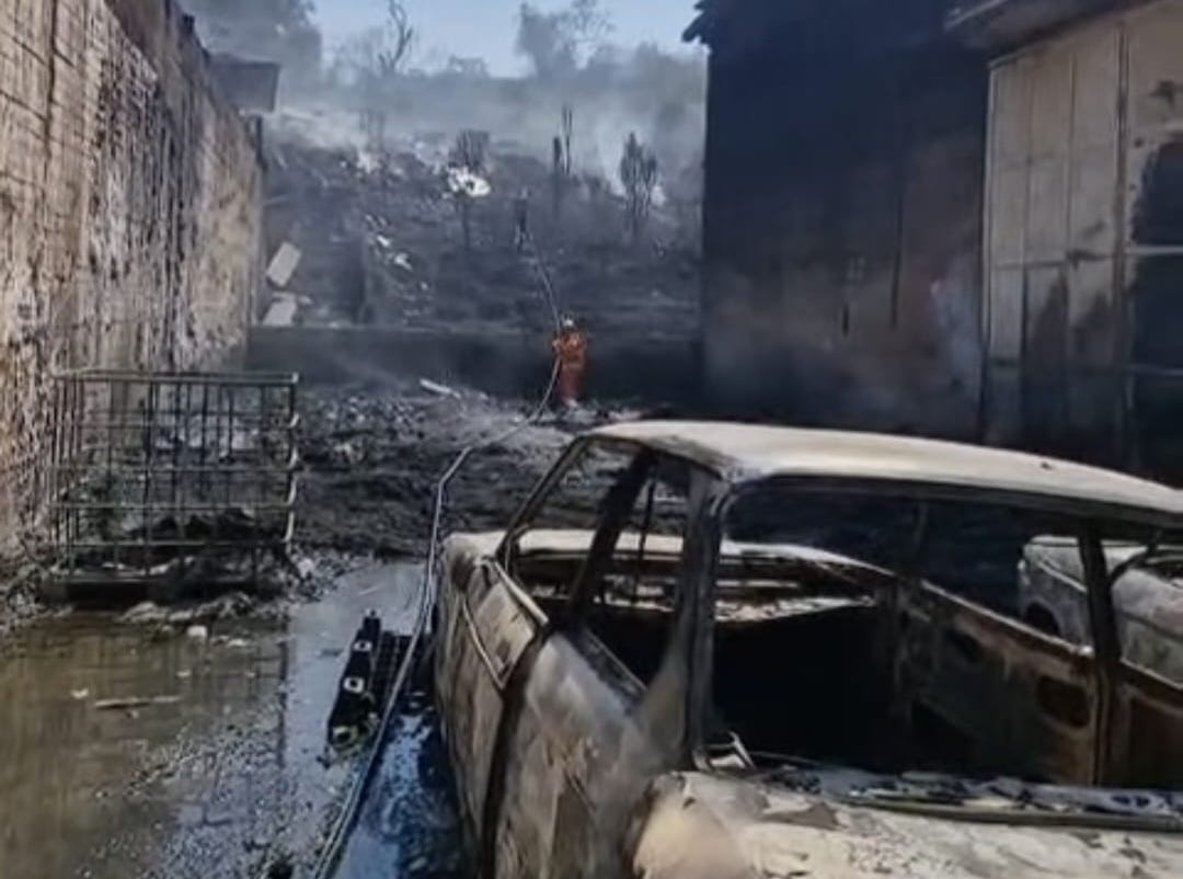Incendio sulla statale 121 vicino Catania, fiamme alte e nube di fumo altissima