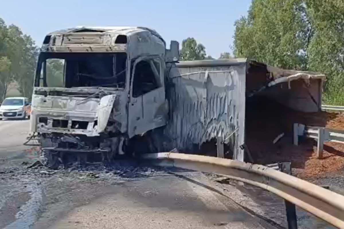 VIDEO | Un camion si ribalta e prende fuoco sull’A29 “Palermo-Mazara del Vallo”: disagi al traffico risolti