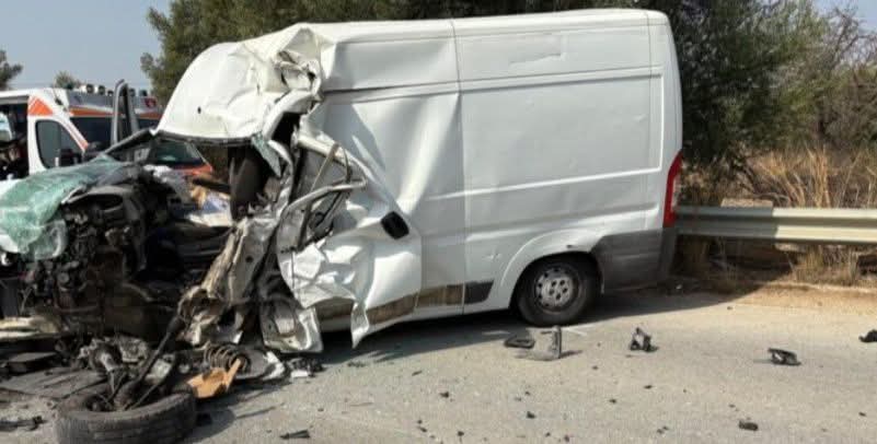 Schianto frontale tra un furgone e un tir, due persone finiscono in ospedale