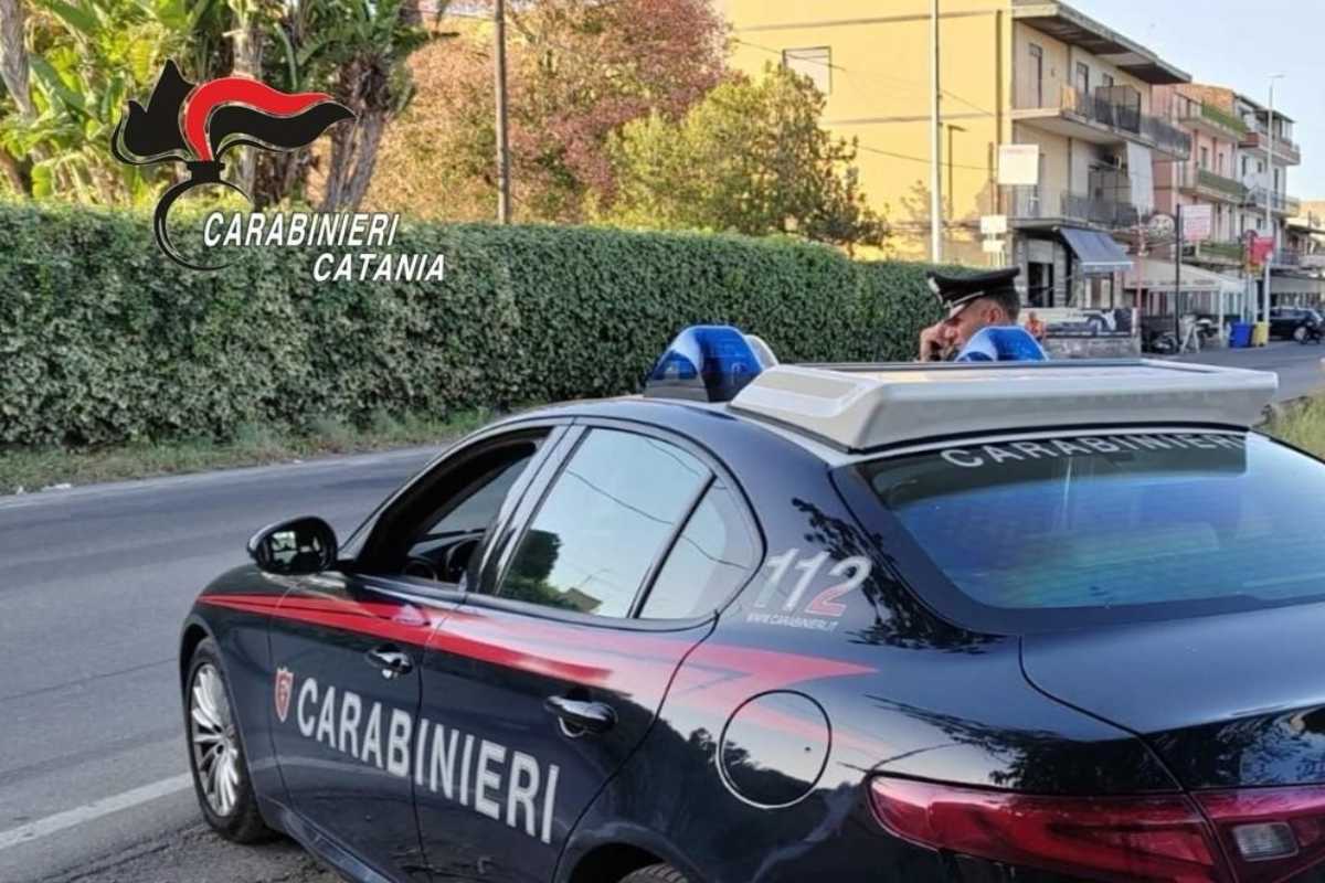 Lite tra vicini rischia di finire in tragedia a Librino, le minacce e il colpo d’ascia: un ferito