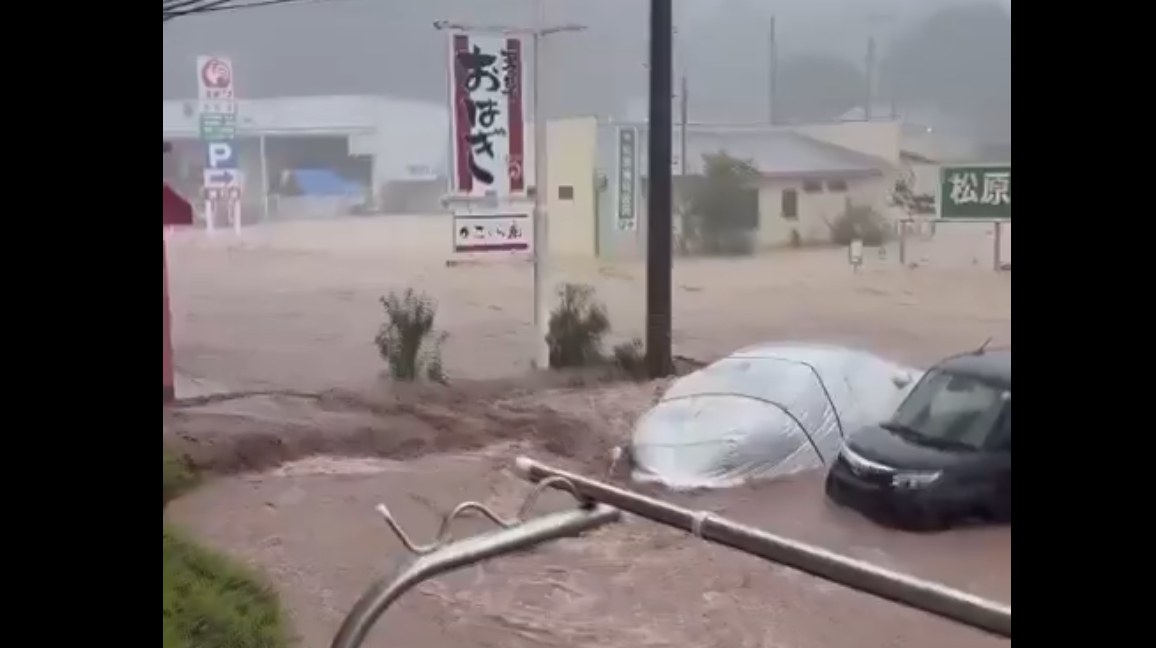 VIDEO | Maltempo, piogge torrenziali e strade come fiumi: auto spazzate via dalla corrente