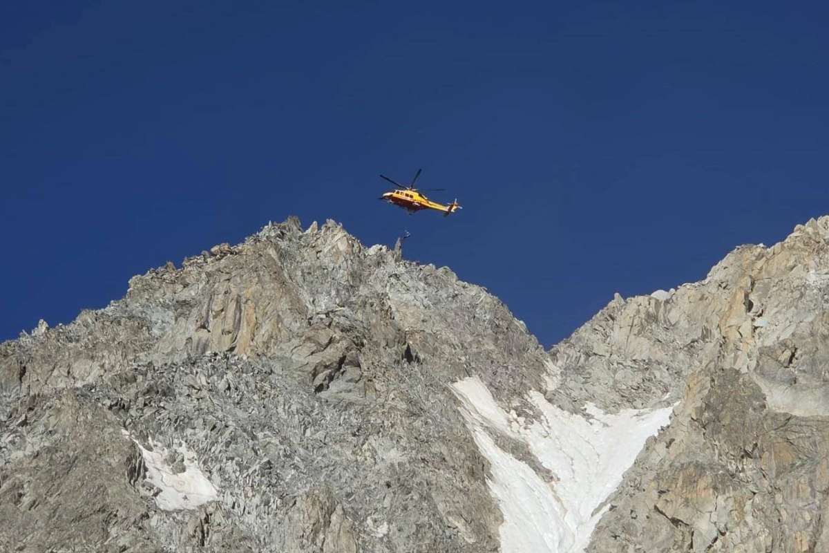 Tragedia in montagna, un alpinista precipita e muore: intervenuto l’elisoccorso