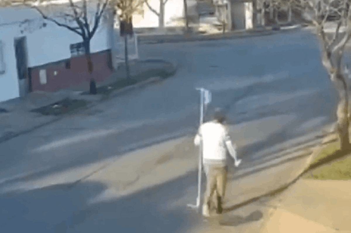 Paziente fugge dall’ospedale con la flebo per comprare alcol: le immagini diventano virali