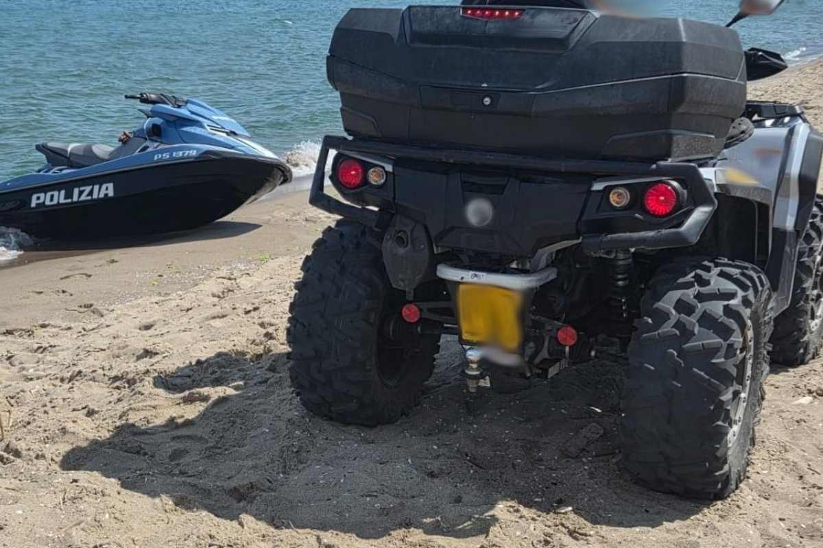 Parcheggia il quad in spiaggia per farsi un bagno alla Plaia, 56enne sanzionato