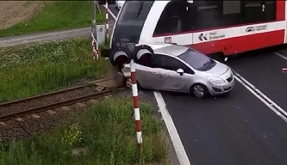 VIDEO | Auto sfonda il passaggio a livello: scontro con un treno passeggeri