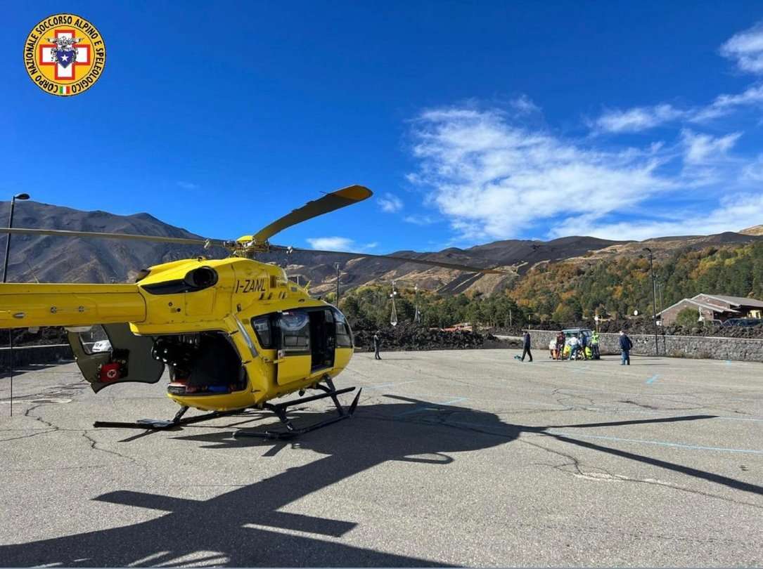 Etna, raccoglie castagne ma cade sul versante: soccorso un uomo. Ferito anche un vigile del fuoco