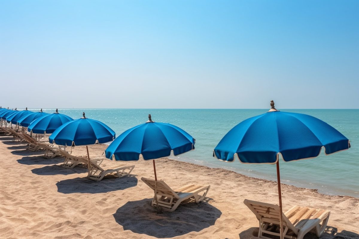 Donnalucata, occupavano illegalmente una spiaggia libera: sequestrati ombrelloni e sdraio