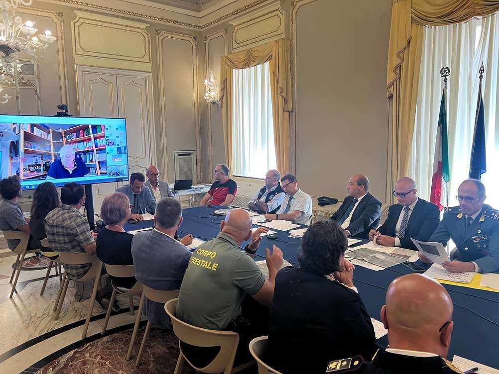 Etna in stato di preallarme: riunione per sicurezza e tutela dei cittadini