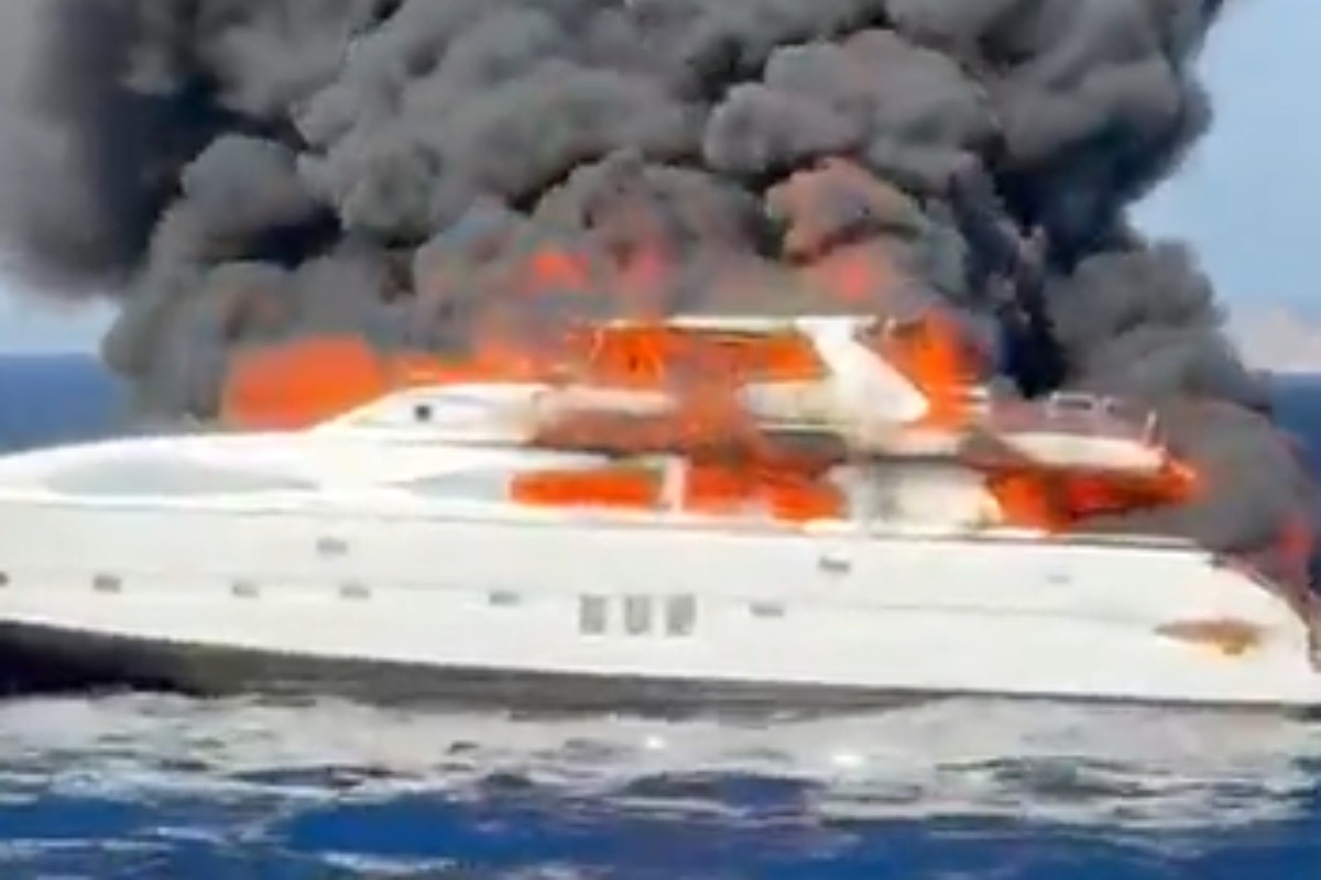 VIDEO | Formentera, lo yatch prende fuoco a largo della costa: soccorse sette persone a bordo