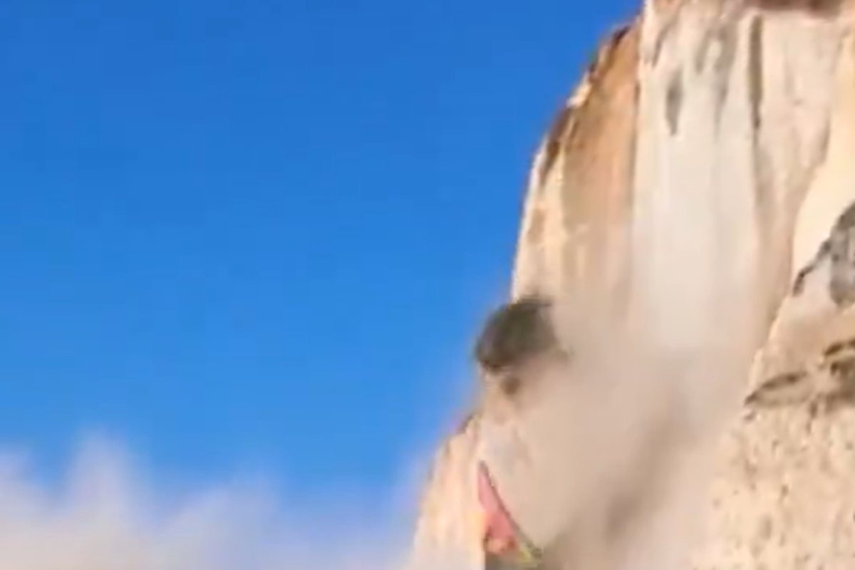 VIDEO| Crolla la scogliera, turisti impauriti e in fuga: la violenta frana in Normandia