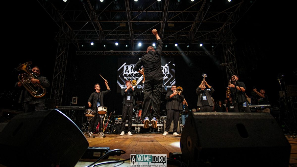 Gli artisti di A Nome Loro conquistano Mondello e ricordano anche Gaza. Presenti anche l’ex magistrato Pietro Grasso