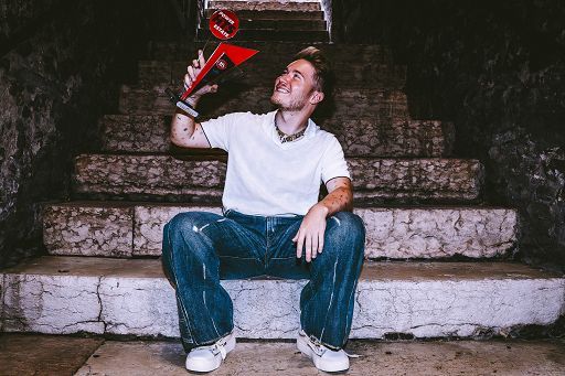 Alfa, al suo brano “A me mi piace” il premio “Power Hits Estate 2025″