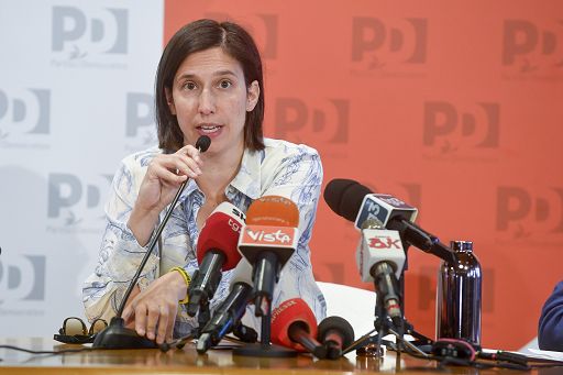 Schlein accelera: “Siamo uniti”. Ma Decaro rilancia e sfida Avs