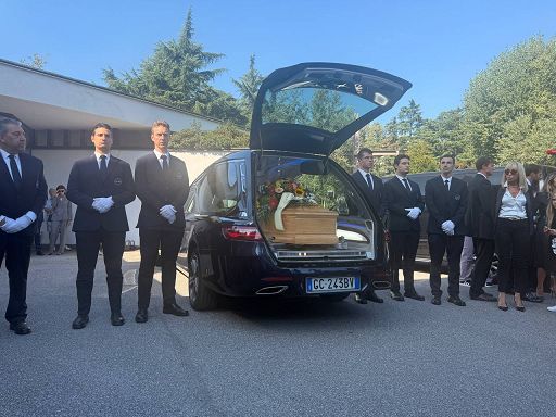 A Segrate i funerali di Emilio Fede, l’addio al giornalista tv