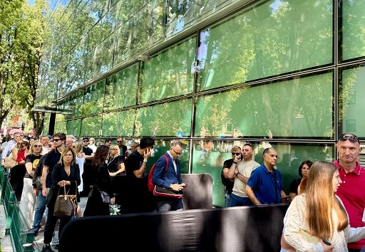 Armani, centinaia di persone ancora in coda per l’omaggio allo stilista