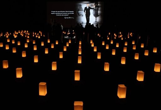 Lanterne e fiori bianchi: a Milano l’ultimo saluto a Giorgio Armani
