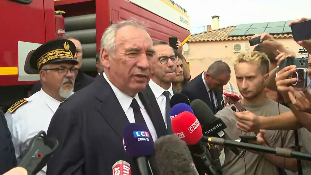 Francia, domani voto di fiducia mentre Le Pen vuole andare alle urne