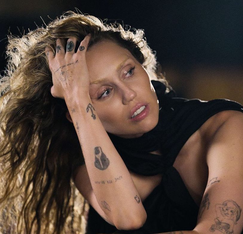 Fuori nuovo album di Miley Cyrus “Something Beautiful (Deluxe)”