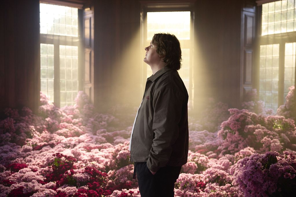 Lewis Capaldi svela il nuovo singolo “Something In The Heavens”