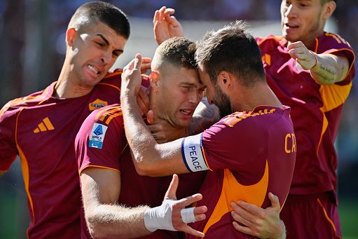 Calcio, Roma-Verona 2-0: giallorossi in testa alla classifica