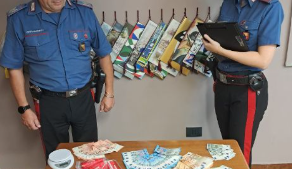 Trovato con due coltelli a serramanico e hashish in casa: arrestato un 57enne a Caltanissetta