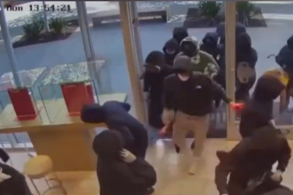 VIDEO | Incredibile rapina in gioielleria, in 20 assaltano il negozio: le immagini