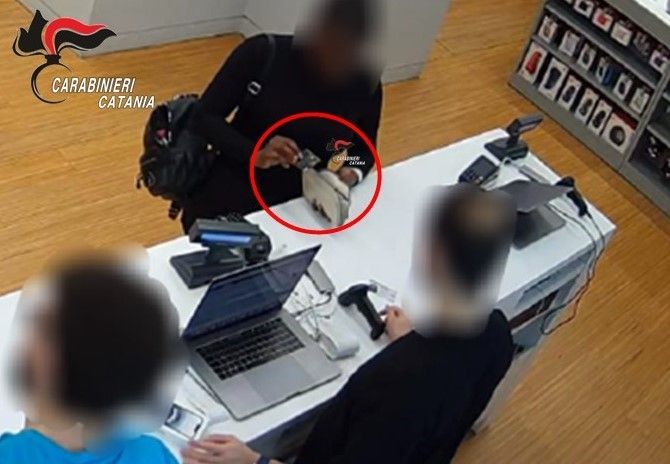 Catania, si rilassa facendo shopping…con un bancomat rubato: denunciata 32enne