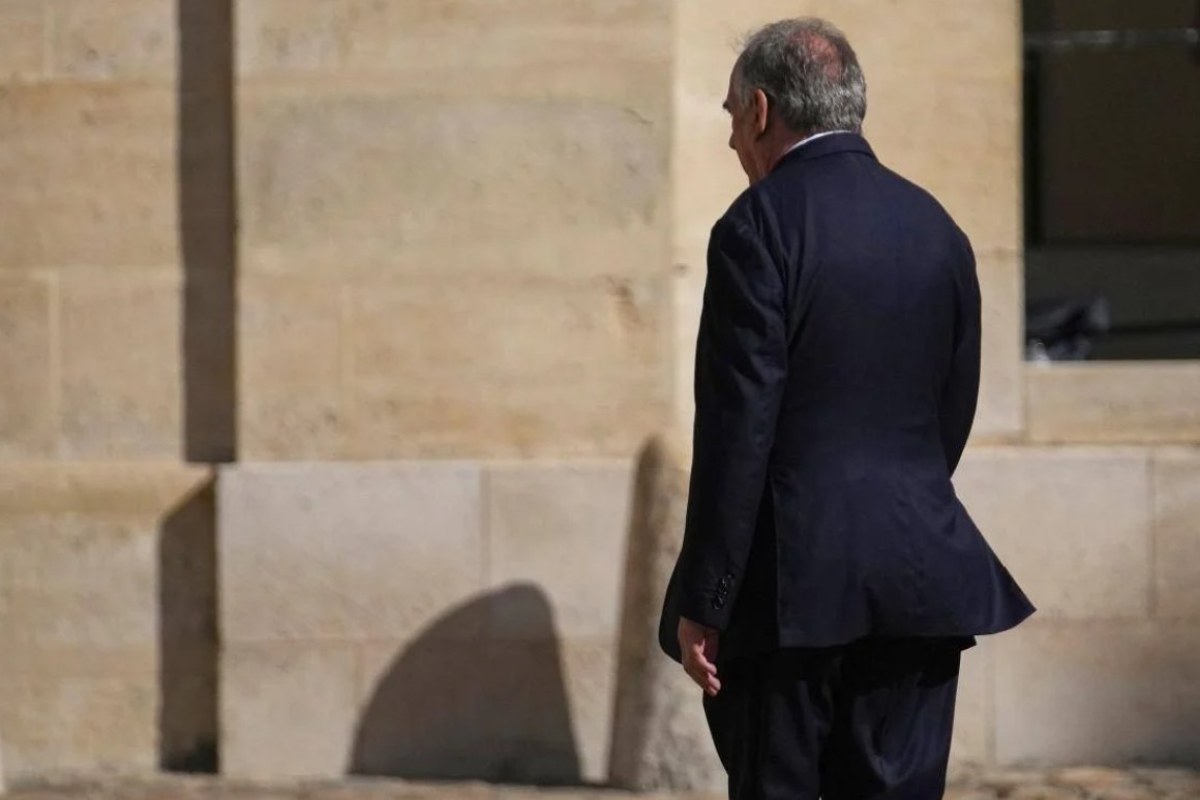 In Francia è (di nuovo) crisi: si dimette il primo ministro Bayrou, scoppia la protesta “Blocchiamo tutto”