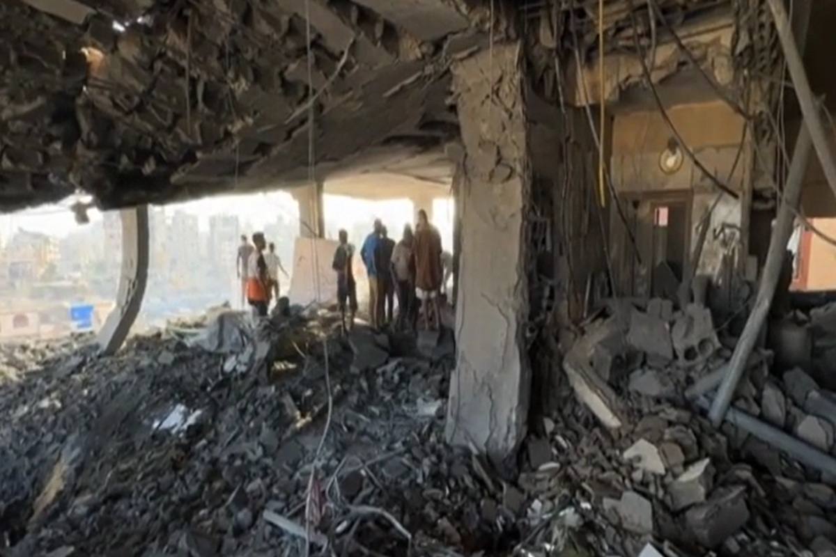 VIDEO | L’orrore di Gaza continua, i corpi sotto le macerie e la domanda: “Che colpa hanno i bambini?”