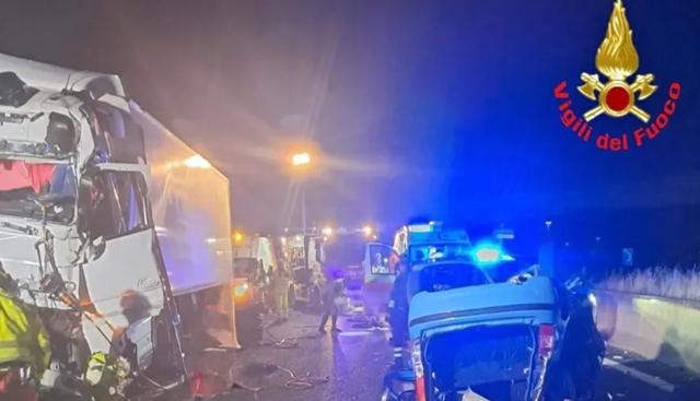Terribile schianto in autostrada: morta una 21enne, gravissime 4 persone