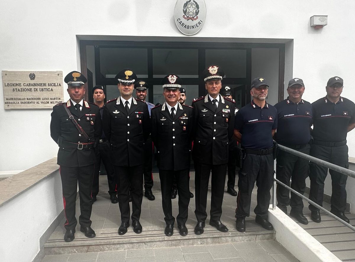 Carabinieri, la visita del generale Del Monaco a Ustica