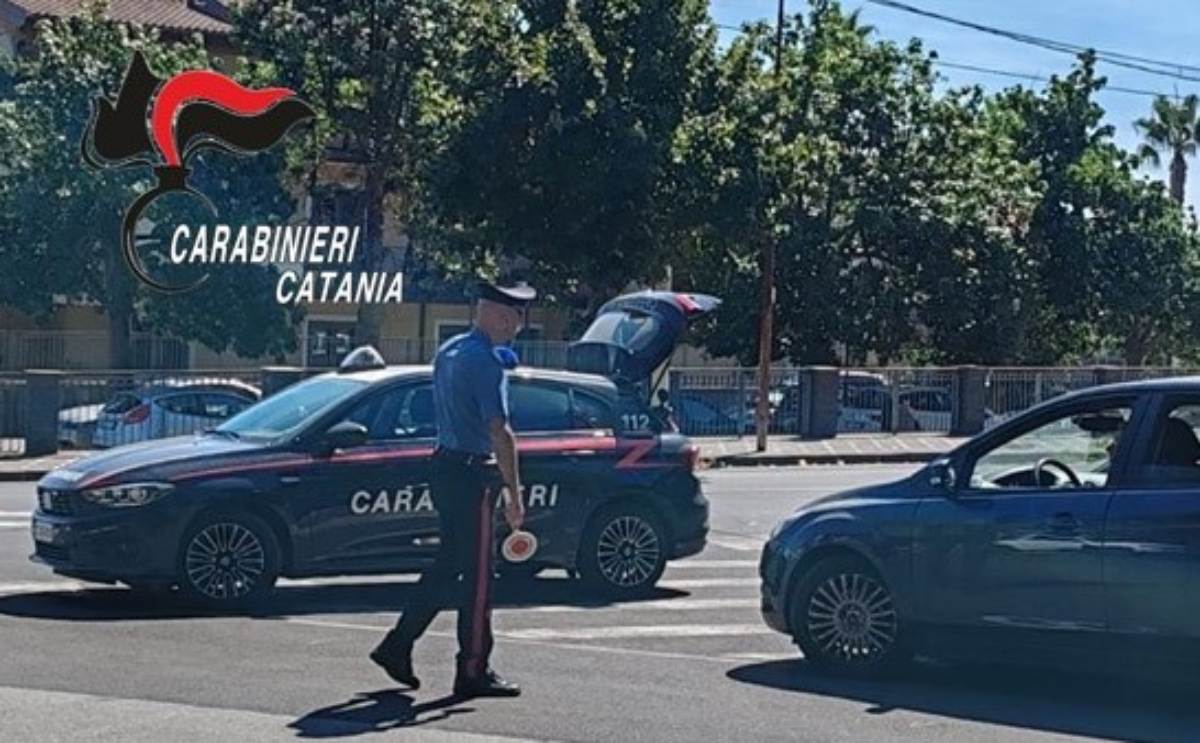 Fermato e sottoposto a controllo, si scaglia contro un carabiniere: arresto nel Catanese