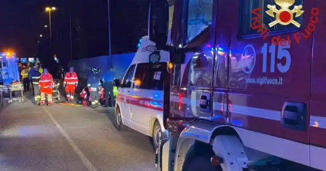 Tragico scontro tra motociclette: morti due ragazzi di 17 e 20 anni