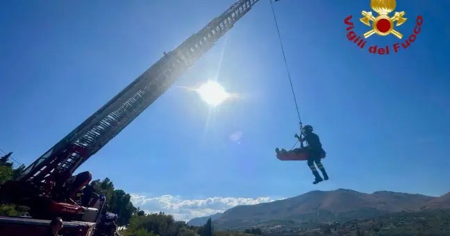 Terrore sulla Palermo-Agrigento: auto sfonda guardrail e precipita in una scarpata, due feriti