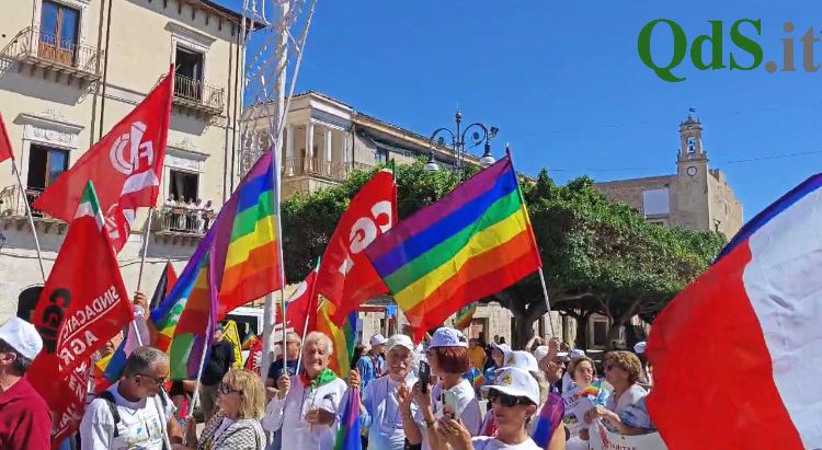VIDEO e FOTO | La “Carovana della Pace” fa tappa a Favara: i cortei invadono le vie cittadine