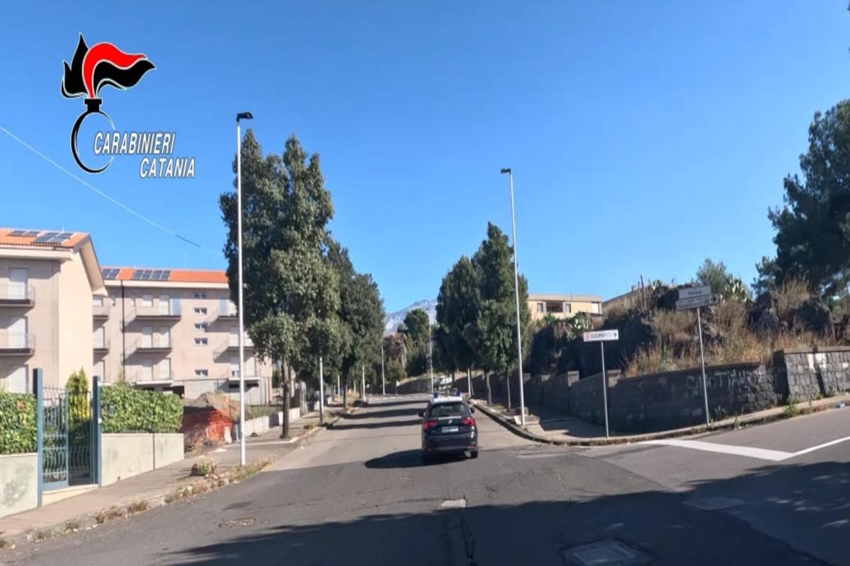 “Ti uccido”, urla e minacce contro il fratello davanti ai carabinieri: un arresto nel Catanese