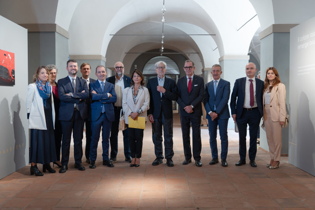 “Sguardi d’impresa, Mimmo Frassineti fotografa la Ferrari”: inaugurata la mostra