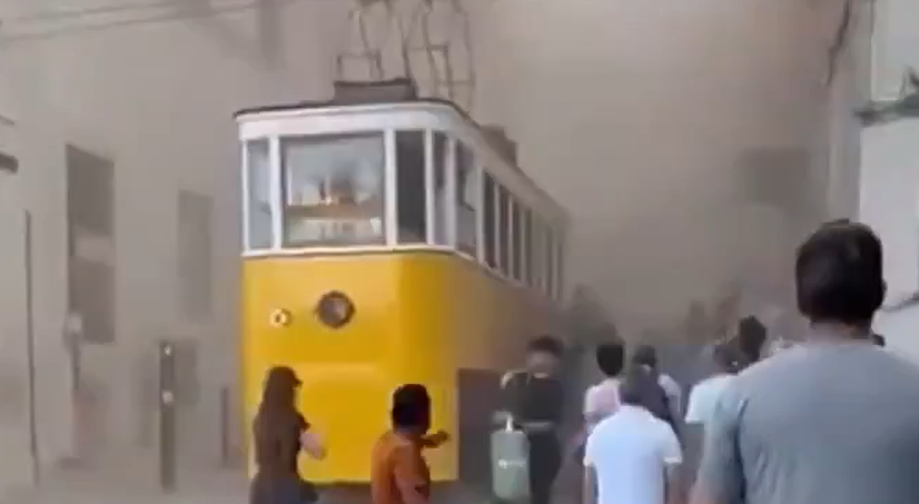 VIDEO | Tragedia a Lisbona: funicolare deraglia e si schianta. 17 morti, un’italiana ferita