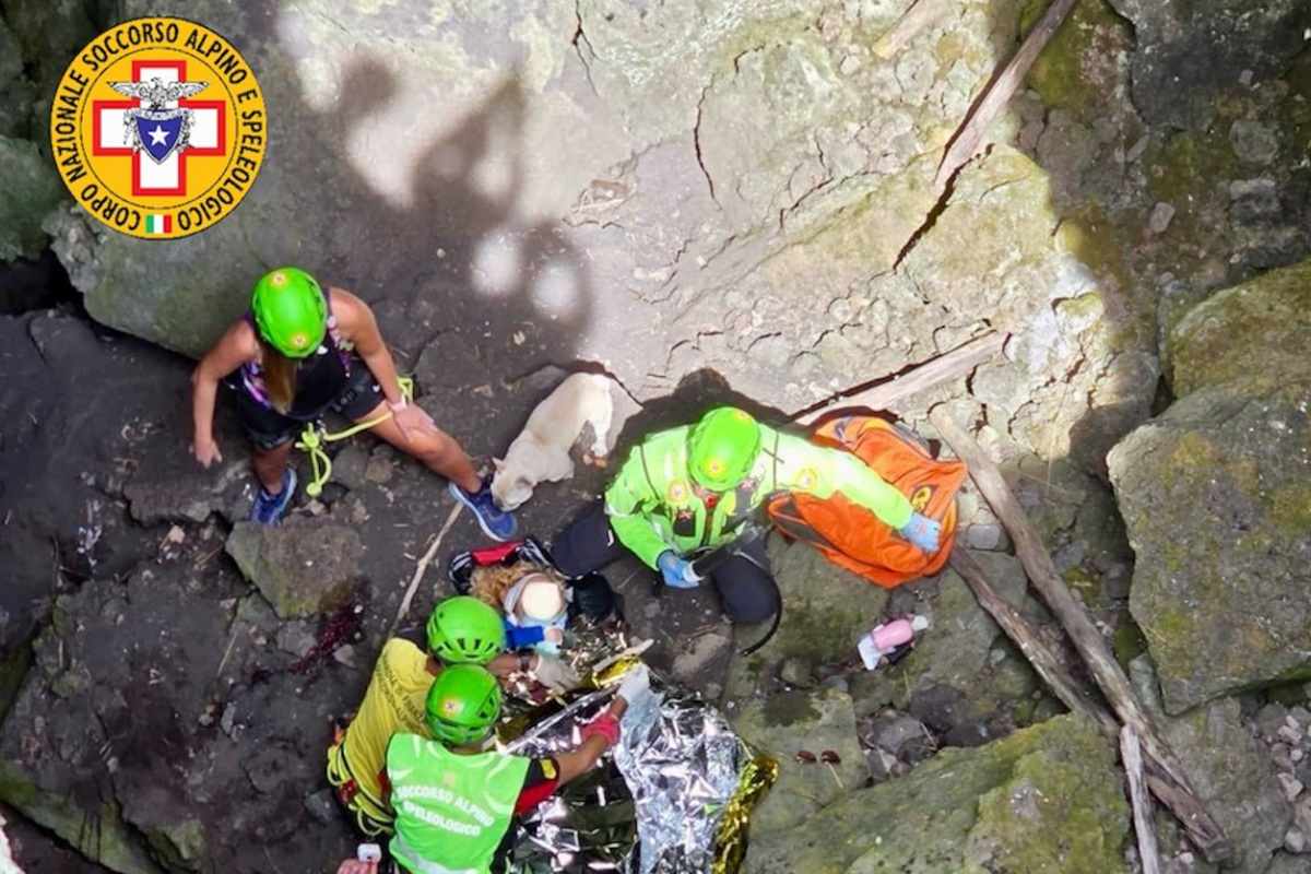 Etna, escursionista precipita in una grotta lavica: soccorsa e trasportata in elicottero