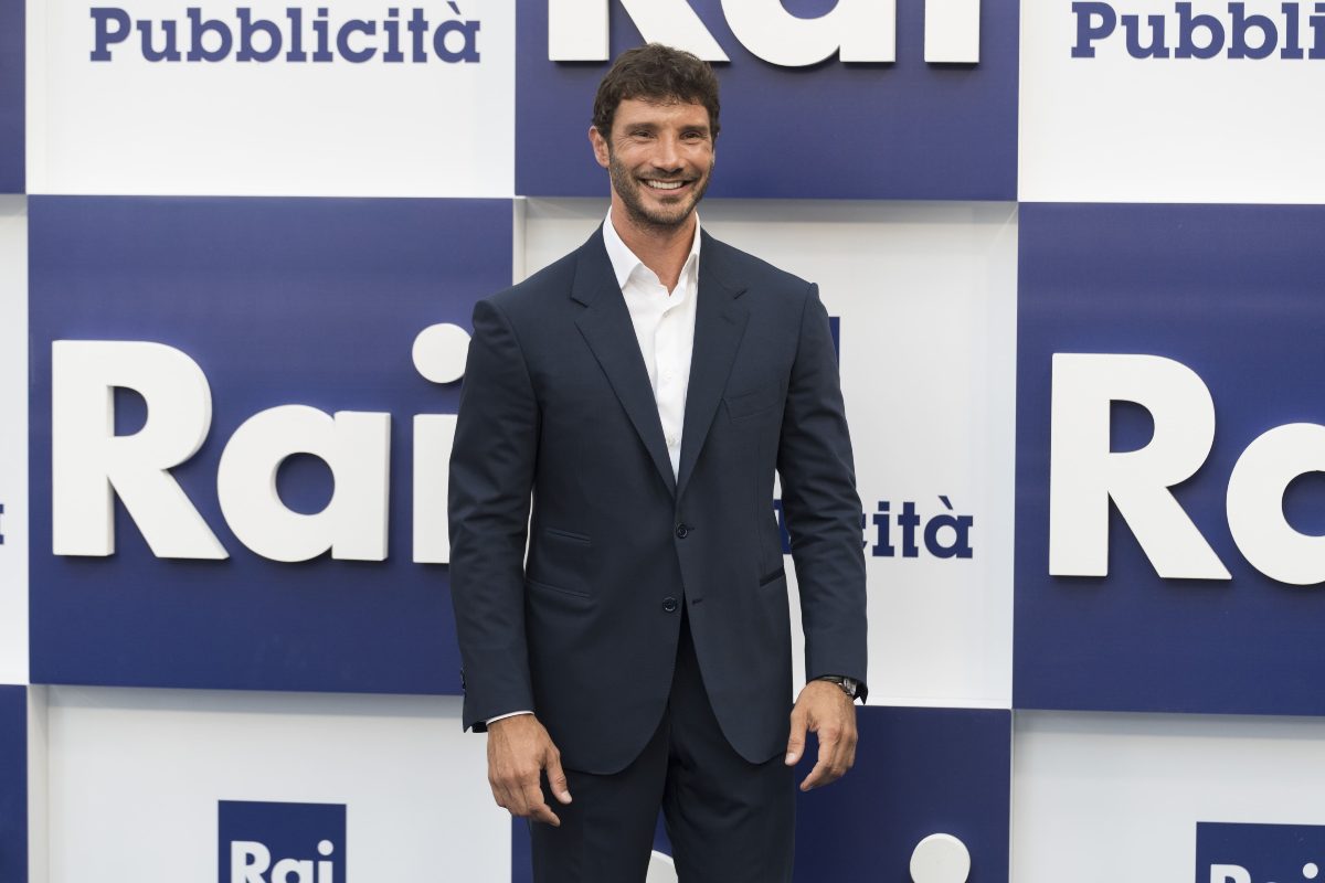 Stefano De Martino, presentatore e conduttore di Affari Tuoi - foto Imagoeconomica
