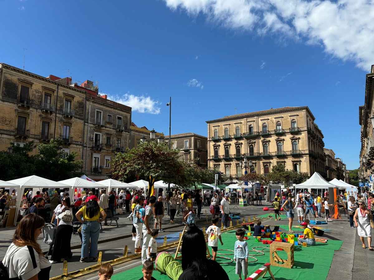 FOTO | Catania, al via l’Umbertata 2025: insieme per crescere artigiani di pace