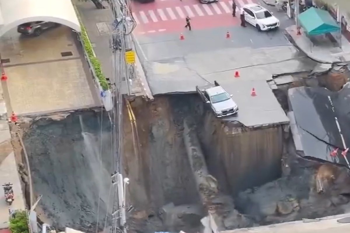 VIDEO | La pioggia e il tubo rotto, si apre una voragine enorme: le incredibili immagini